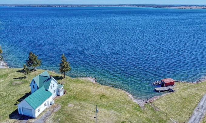 Howe Island Cottage | Four Season Waterfront Cottage with firepit/private boat launch