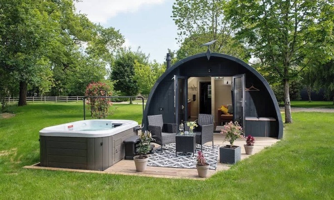 Malmesbury Cabin | Foxes Den | Hot Tub Stay in the Cotswolds