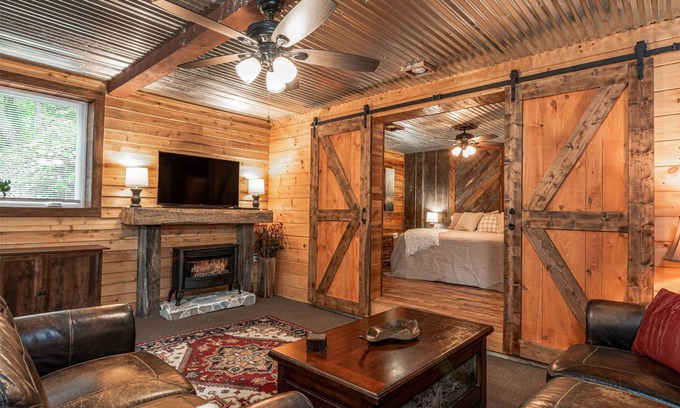 Zirconia Cabin | Foxwood Cabin/Hot Tub, Wifi, Pet Friendly, Easy Access