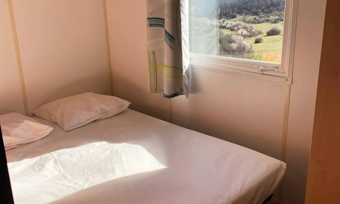 Rouffignac-Saint-Cernin-de-Reilhac House | Flower Camping Les Terrasses de Dordogne * - Mobile Home Chêne Confort 23m² (2 bedrooms - 5 people) - covered terrace 10m2 - Saturday/Saturday 5 people