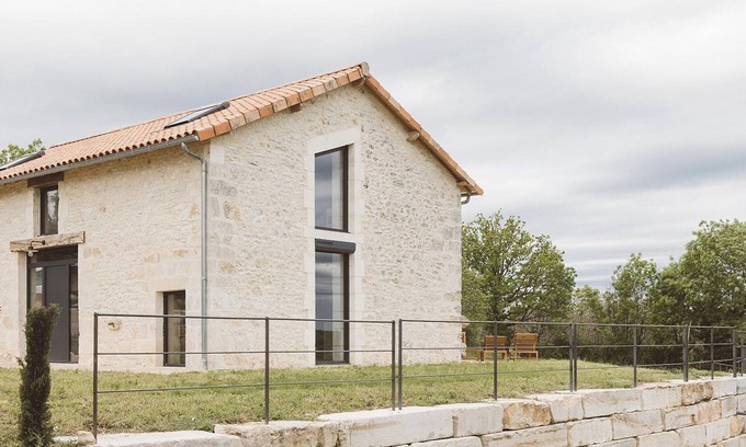 Sorges-et-Ligueux-en-Perigord Cottage | Air-conditioned house with terrace and Wi-Fi, pets allowed, near Périgord Vert