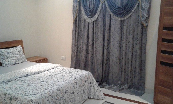 Old-Yundum Villa | Frank & Haddy Paradise + Back-up System + Cell WiFi Internet + Neighbor's pool