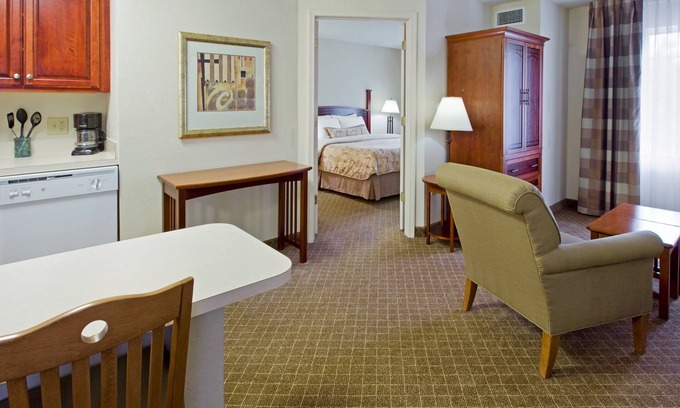 Cranbury Condo | Free Breakfast Buffet. Outdoor Pool. Great for Groups + Only 30 Min from Six Flags!
