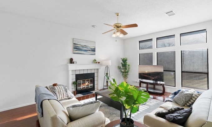 South Creek House | Free Late Check-Out - Comfy King Bed & Big Yard - Near Round Rock Donuts