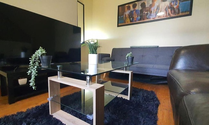 Adamsdown Apartment | Free Netflix, Large House, Great Price