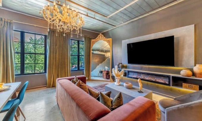 Castleberry Hill House | Free Parking @ Mercedes-Benz King Bed Loft…6 min walk to Stadium+StateFarmArena!