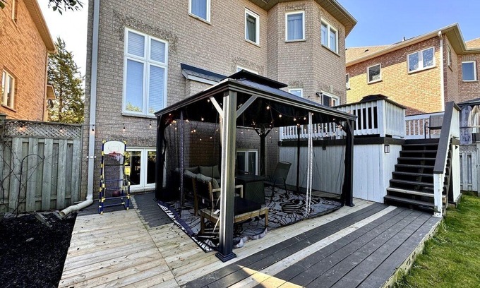 Meadowvale Village House | Free Parking|Near Airport|Firepit w/5 Bedrooms