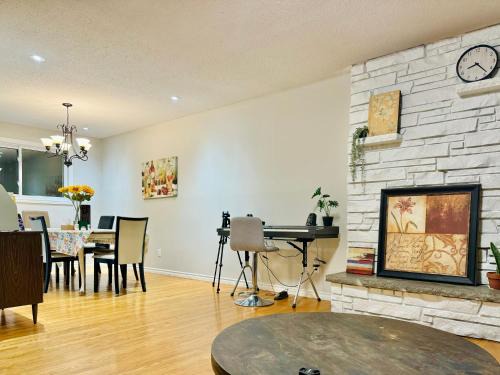 Ottawa Division House | Free parking quiet room close to college