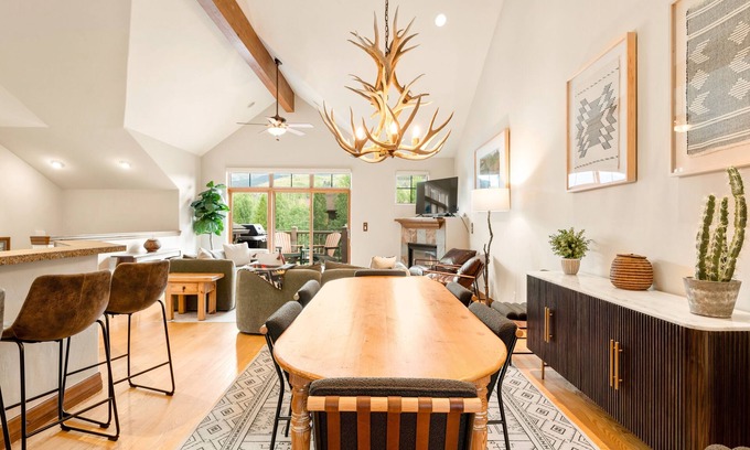 The Highlands House | Free Ski Shuttle! Mountain Views & Private Hot Tub