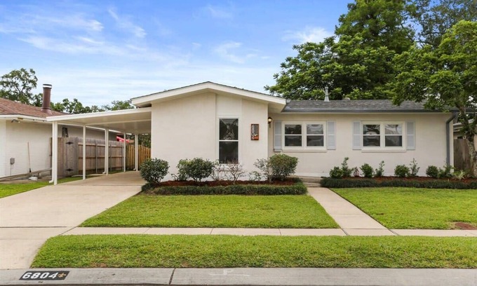 Kenner - Louis Armstrong International Airport Apartment | Free-standing Beauty w Covered Parking and Yard