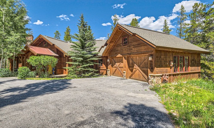 The Highlands House | FREE VIP Shuttle Service! Desirable Neighborhood!