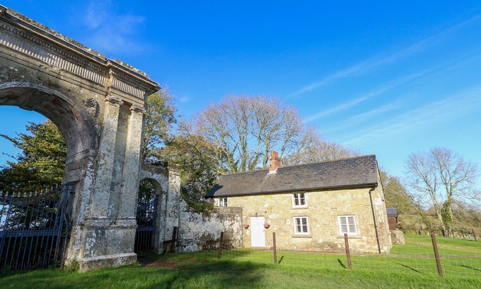 Ventnor House | FREEMANTLE LODGE, pet friendly, character holiday cottage in Godshill