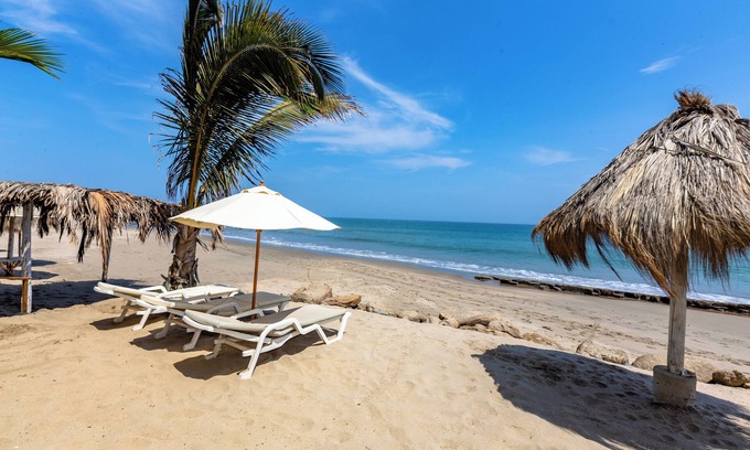 Las Pocitas Condo | Frente al mar, lujoso apartamento. vista espectacular. Playa Las Pocitas-Mancora
