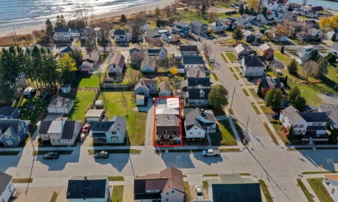 Two Rivers House | Fresh Coast Bar- Sleeps 12. 2 Blocks to Lake Michigan . Perfect for events!