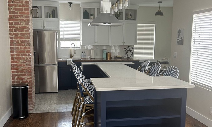 Lincoln Terrace Condo | Fresh remodel in neighborhood with great Architecture from early 1900's.