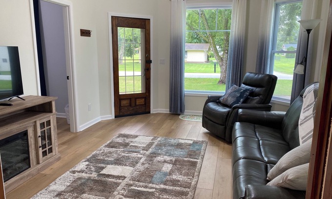 Dallas Center House | Fresh Remodel! Whole House Getaway Near DSM! Book 7+ days and save!