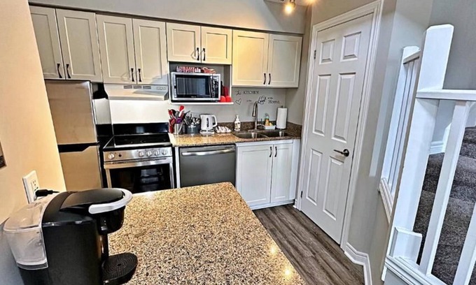 Craigleith Apartment | Freshly Upgraded Cozy Loft