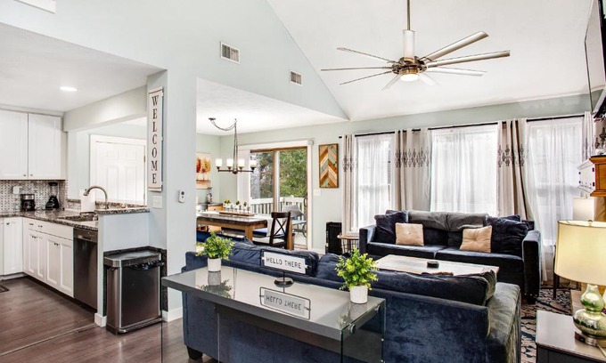 Tannersville House | Friends Gather Here