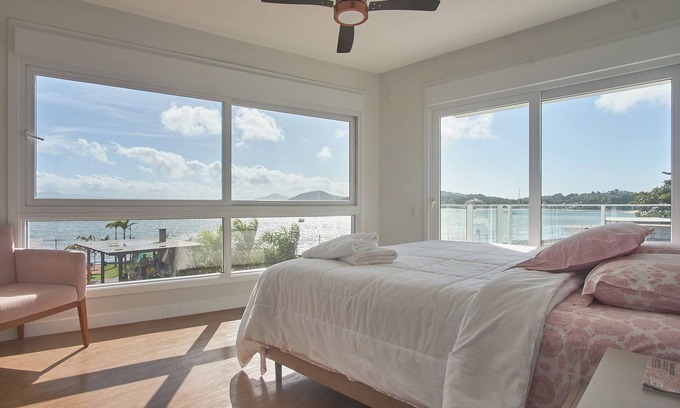Santo Antonio de Lisboa House | From living room to beach! Most gorgeous sunset!