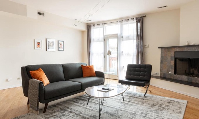 Wicker Park Apartment | FRONTDESK Spacious 2 BR Apt in Wicker Park