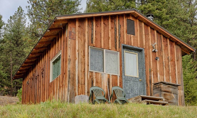 Oroville Cabin | Frontier-style cabin with kitchen & wood stove.