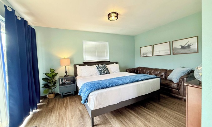 Grayland Hotel | Full-kitchen Studio | Pet-Friendly | Fireplace