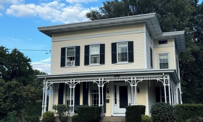 Newington Apartment | Full Private Apartment! 1-bedroom with full kitchen & bathroom in Newington