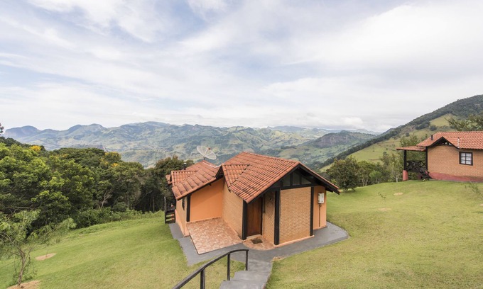 Goncalves Ski Chalet | Full view of Mantiqueira (chalet 2)