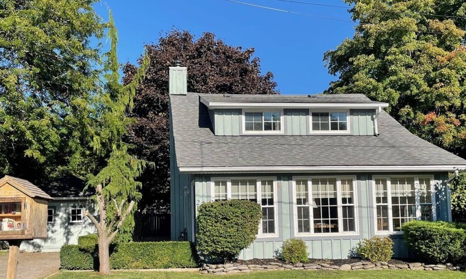 Wellington Cottage | Fully Equipped Two Bedroom Cottage - heart of Wellington, Prince Edward County