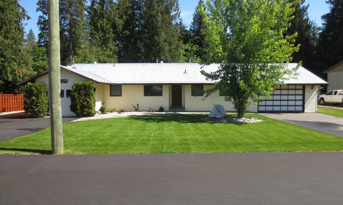 Sicamous House | Fully Furnished, 2000 Square Foot Rancher Style Home, With Air Conditioning