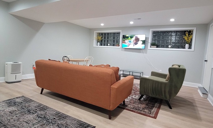 Rosemont Homeowners/Tenants House | Fully Furnished Cozy English Basement Apartment