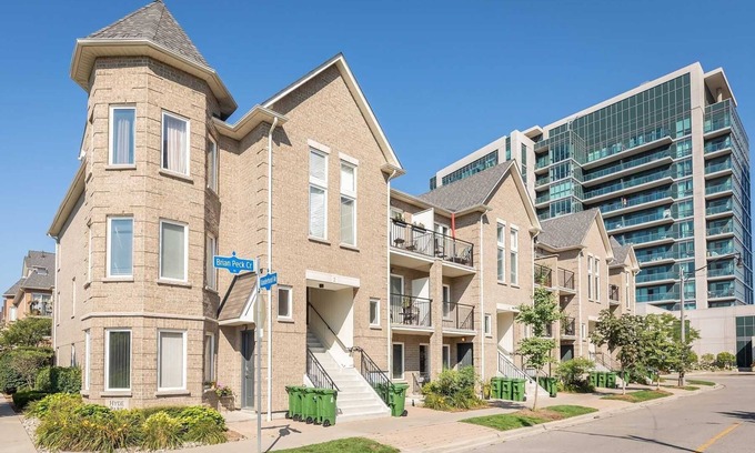 Thorncliffe Park House | Fully Furnished Gorgeous 2 Bedroom 2 Bathroom Townhouse in Hyde Park Leaside