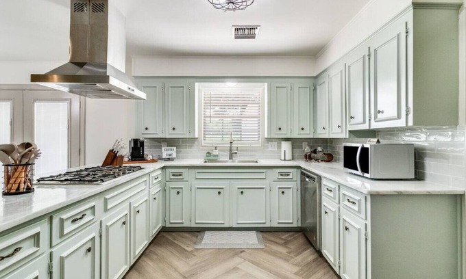 Crowley House | Fully renovated 3BR country escape in Crowley