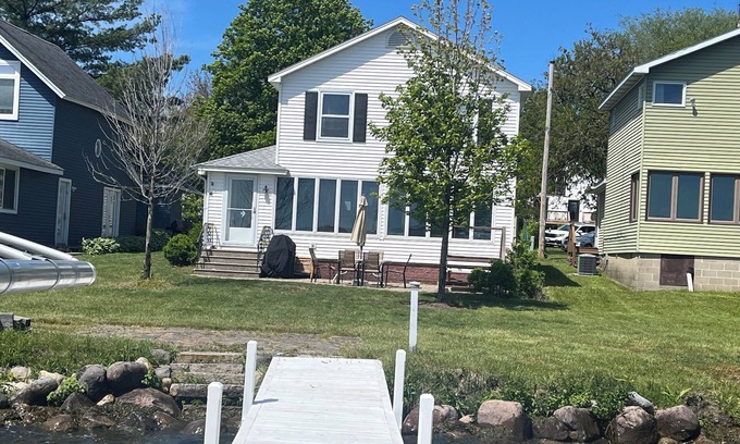 Delavan Lake House | Fully renovated lake front homenon Delavan’s North Shore