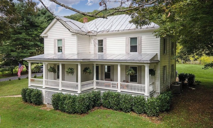 Lexington House | Fully Renovated Modern Farmhouse near Lexington