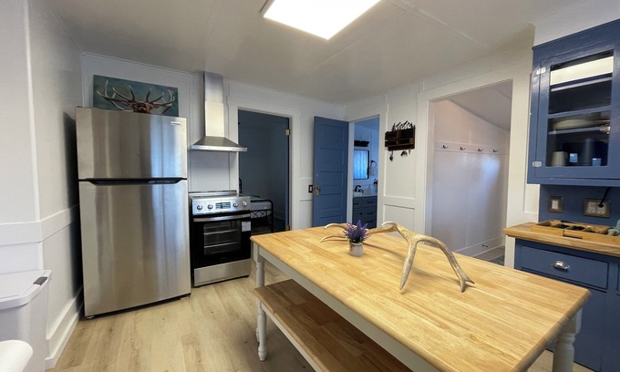 Mc Gill House | Fun & Charming 3-bedroom house with WiFi, AC and deck in delightful McGill