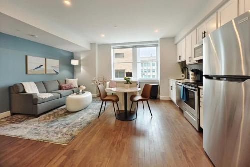 Downtown Jacksonville Apartment | Fun Cozy 1 Br King Apts - 1 25 Mile Walk to TIAA Bnk Fld