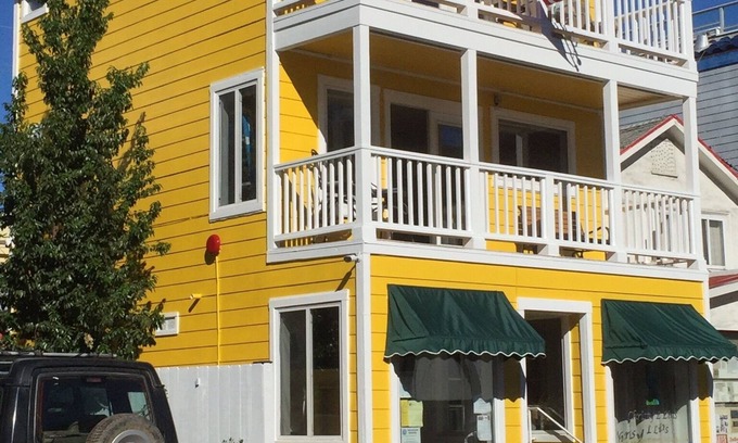 Avalon Villa | Fun Vibe in town Very CleanBestReviews1stBlock, Balconies, kayaks, SUP’s, chairs