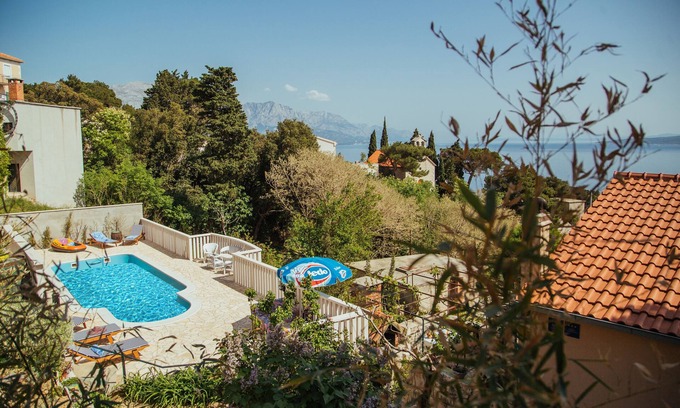 Marusici House | Funky-rustic House/w. heated Pool/between Split&Makarska; 250m from beach