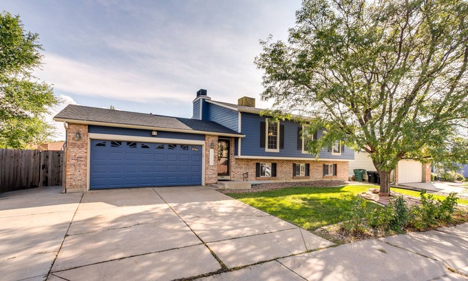 Thornton House | Furnished Deck + Fire Pit: Thornton Family Retreat
