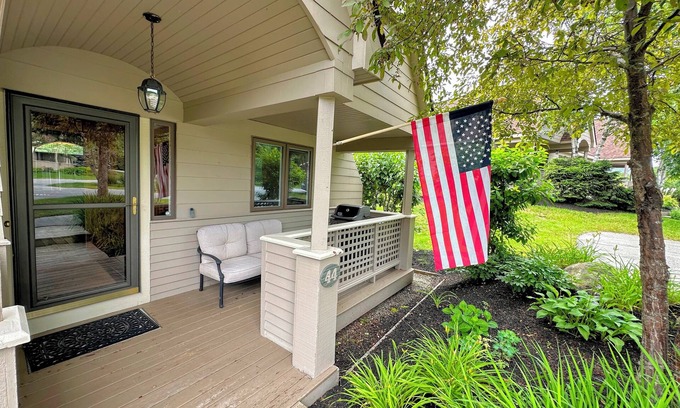 Bretton Woods Condo | FV44 tastefully updated single level with AC, WiFi, minutes from skiing, Dog Friendly!