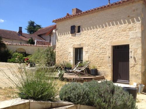 Rivieres House | Gîte authentique avec cheminée, terrasse et WiFi en Charente - FR-1-653-119