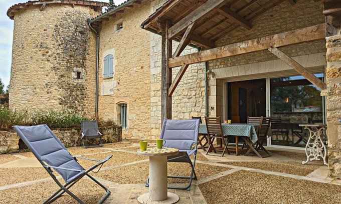 Charras House | Gîte avec Piscine Chauffée, Jacuzzi et Jardin Privé - FR-1-653-156