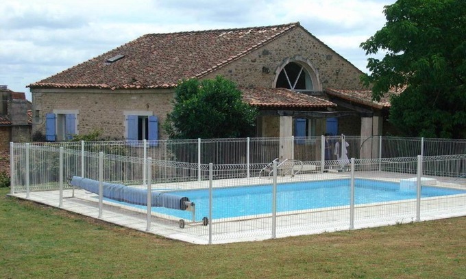Charras House | Gîte Charentais avec Piscine Chauffée, Jardin, Equip. Bébé et Recharge Électrique - Proche Périgord - FR-1-653-7