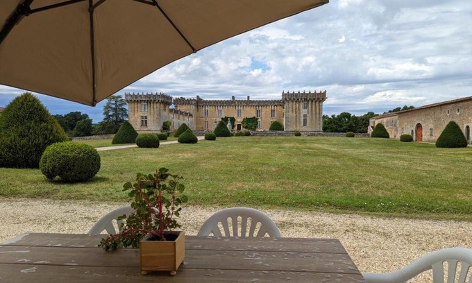 Cherves-Richemont House | Gîte charmant au cœur d'un château historique avec parc, proche de Cognac, idéal famille et nature - FR-1-653-167