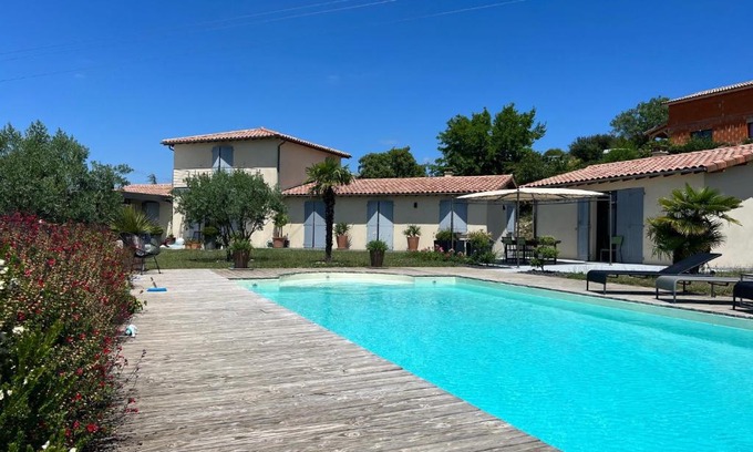 Crest House | Gîte Crest, avec terrasse et piscine.