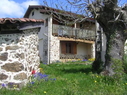 Saint-Medard-en-Forez House | Gîte de charme avec cheminée, balcon et jardin à St-Médard-en-Forez - FR-1-496-279