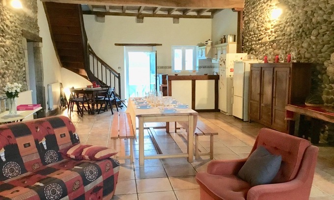 Auterrive House | Gîte de Charme Grande Capacité Dans un Écrin de Verdure