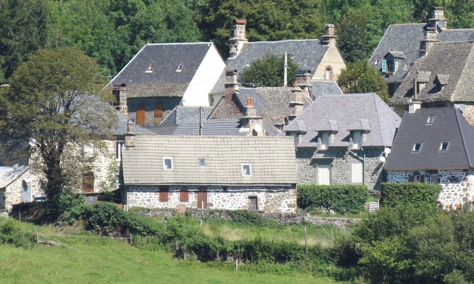 Le Fau House | Gîte des Crêtes, M2 * (near Salers), facing south, quiet, view of the valley