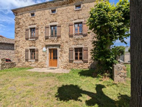 Pinols House | Gîte en pierres avec cour et 3 chambres, au cœur d'un village proche de Langeac - FR-1-582-233